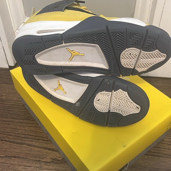 Air Jordan 4 Retro- Lightnings size 4.5 (Grade school) - Picture 8 of 8